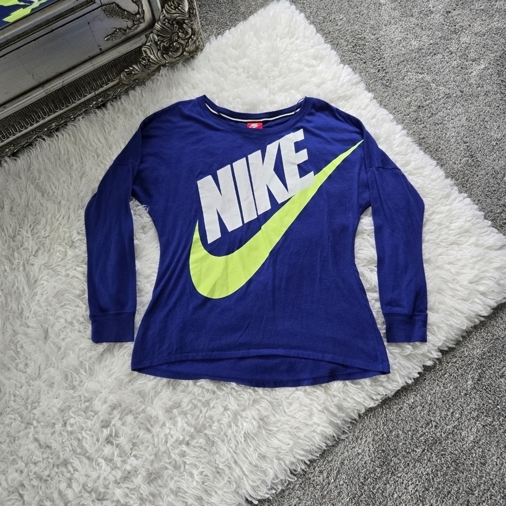 Nike Long Sleeve Top. Size Medium. Good preowned condition.